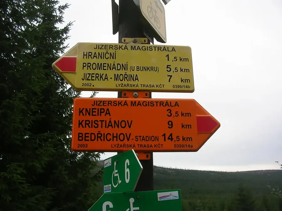 Široká lesní cesta Jizerské magistrály vhodná pro cyklisty